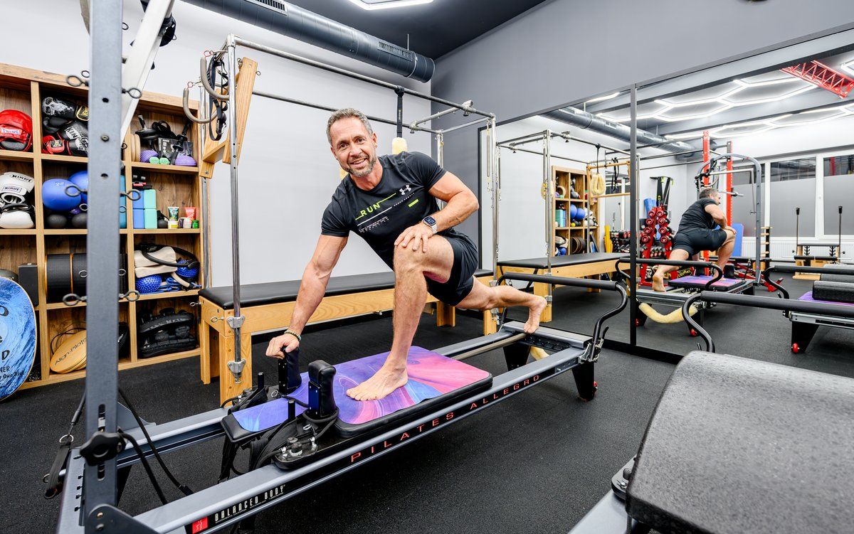 Štefan Bitto na Allegro reformeru ve Fit Pilates studiu Praha 10