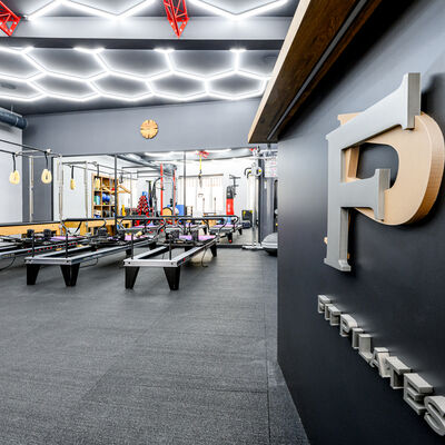 Hlavní sál Fit Pilates s Allegro reformery (jeden s Tower)