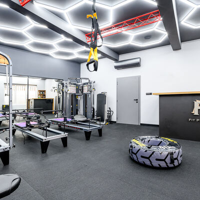 Boxerský pytel Everlast a hexagonální osvětlení
