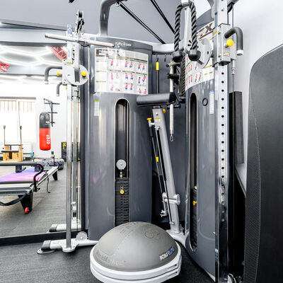 Silová zóna – squat rack a Jordan činky