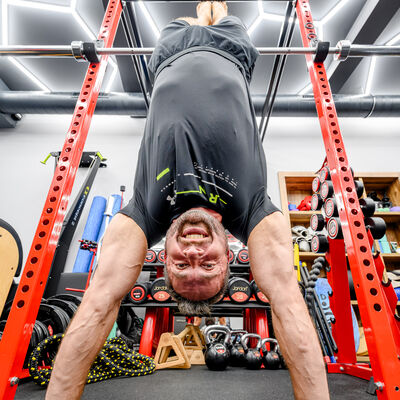Štefan Bitto – handstand na red rack