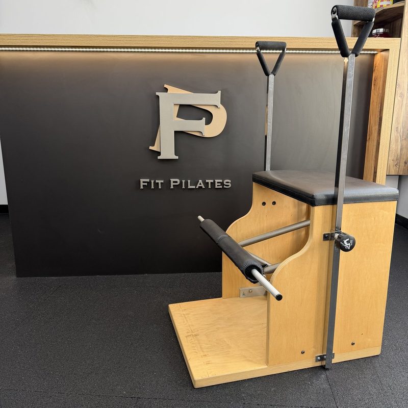Wunda Chair s pedálem a arm springs — Fit Pilates Praha 10
