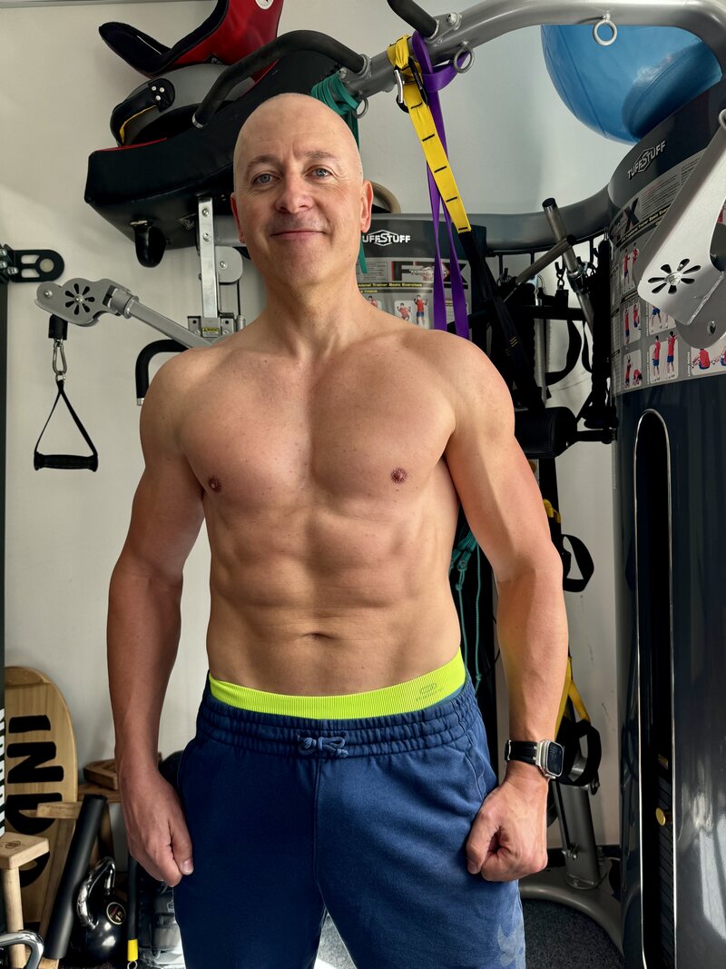 Libor Dospěl ve 45 letech — dvacet let po prvním tréninku se Štefanem Bittem. Výsledek dvaceti let kontinuálního tréninku ve Fit Pilates Praha 10.