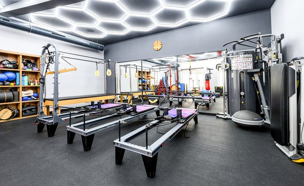 Reformer pilates na Allegro reformerech v Praze 10 — Fit Pilates