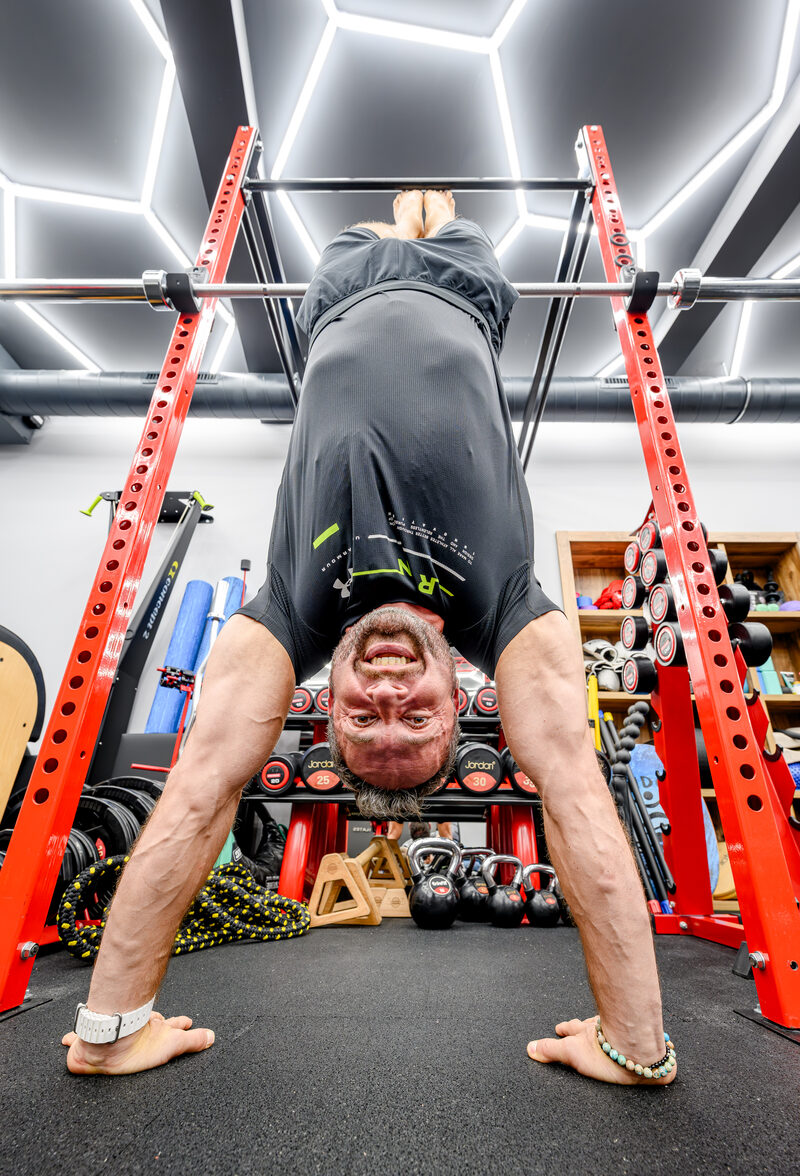 Štefan Bitto – handstand na red rack ve Fit Pilates studiu