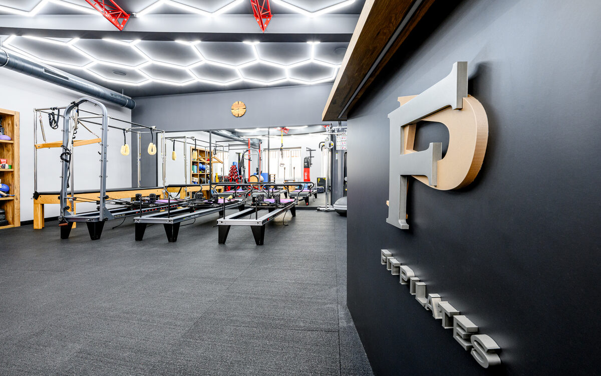 Hlavní sál Fit Pilates – reformery a hexagonální osvětlení, Praha 10